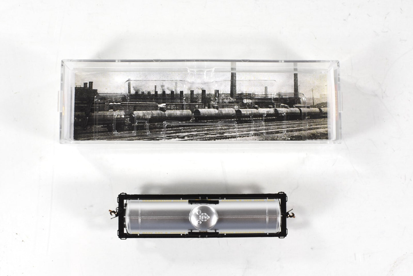 N Scale ***NAVY GAS & SUPPLY*** (Denver) Tank Car #8506 -- Micro Trains 06500790
