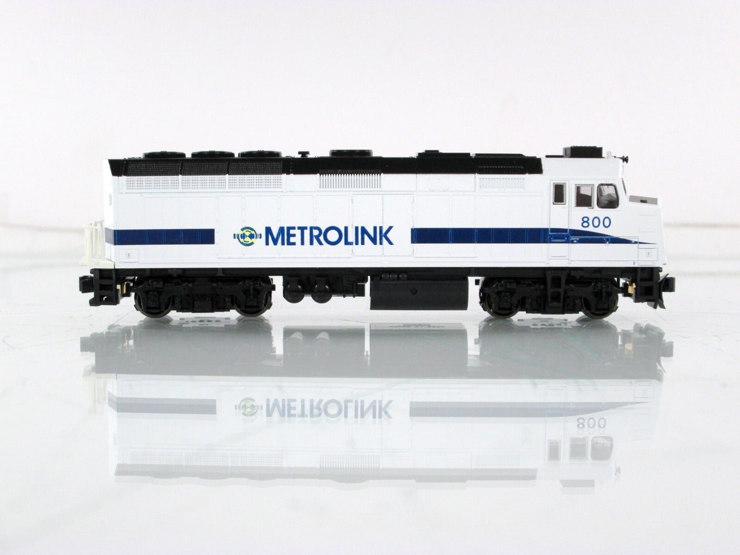 N Scale ***METROLINK*** EMD F40PH Locomotive #800 - Kato 176-9005 **DCC Ready