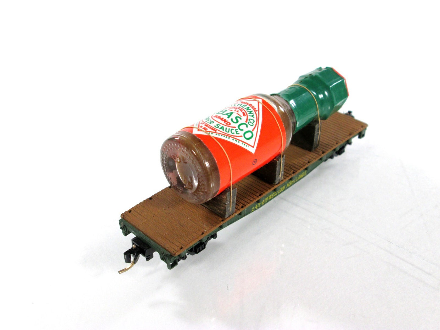 N Scale ***TOBASCO SAUCE*** Bottle on 40' Flat Car, WM 2475 - TRIX, MTL Couplers