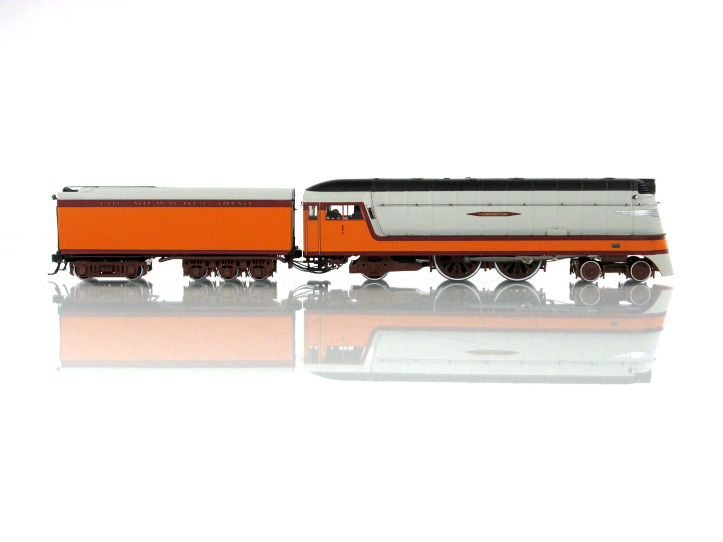 HO Scale **MILWAUKEE** 1935 Hiawatha Class A 4-4-2 - FOX VALLEY 10001, DCC Ready