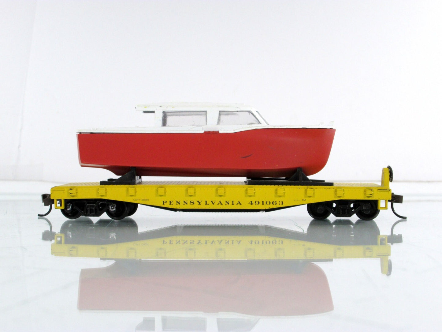 HO Scale ***PENNSYLVANIA*** 40' Flat Car w/ Boat Load, PRR 491063 ------ Athearn