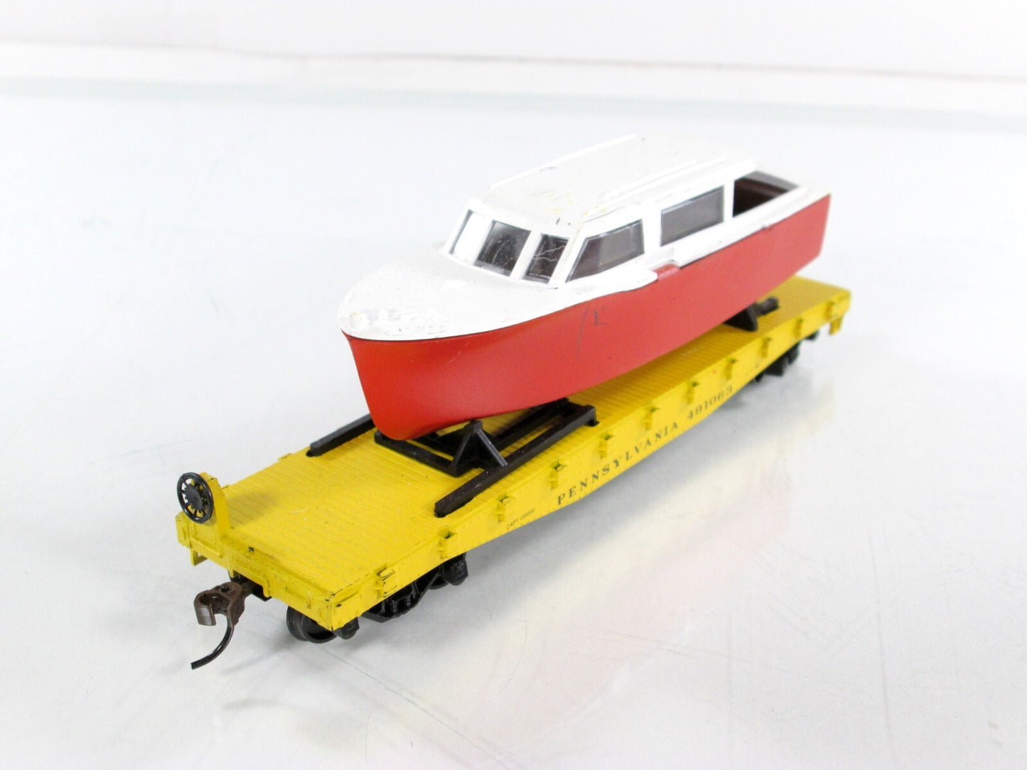 HO Scale ***PENNSYLVANIA*** 40' Flat Car w/ Boat Load, PRR 491063 ------ Athearn