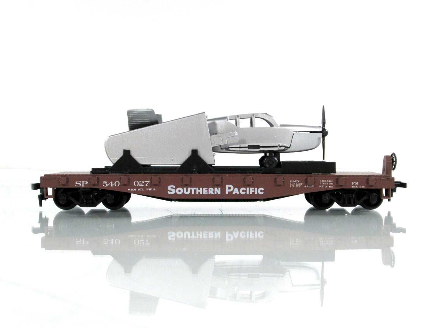 HO Scale ***SOUTHERN PACIFIC*** 40' Flat Car w/ Airplane Load #540027 - Athearn