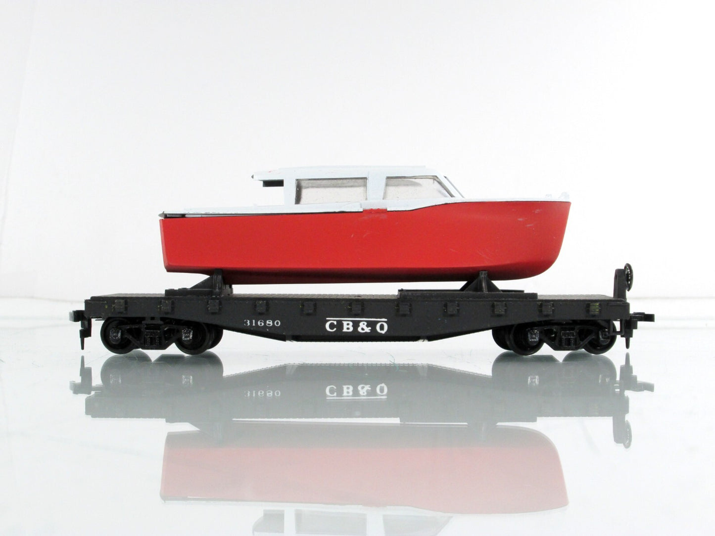 HO Scale **CHICAGO, BURLINGTON & QUINCY** Flat Car w/ Boat Load #31680 - Athearn