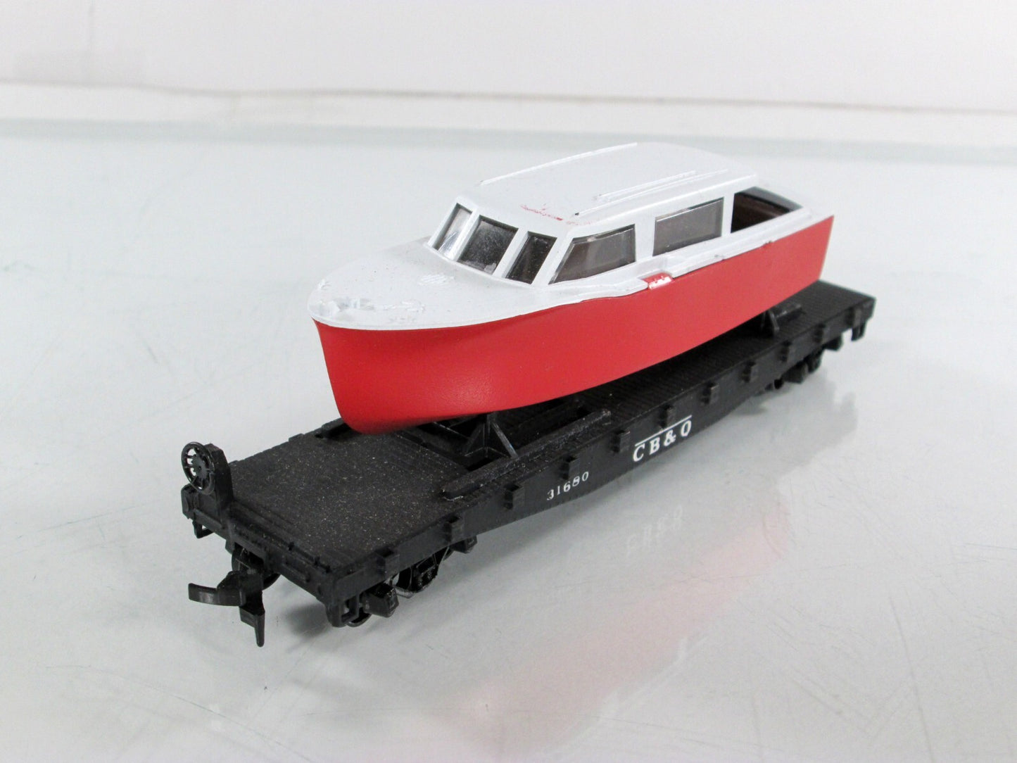 HO Scale **CHICAGO, BURLINGTON & QUINCY** Flat Car w/ Boat Load #31680 - Athearn