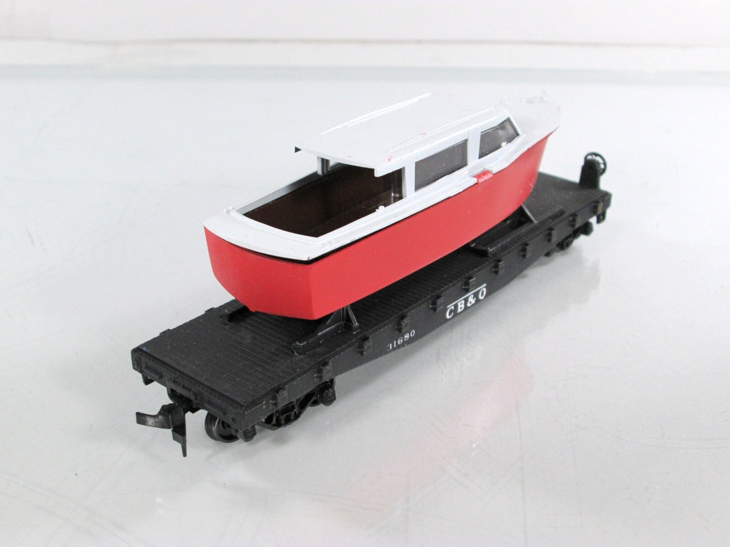 HO Scale **CHICAGO, BURLINGTON & QUINCY** Flat Car w/ Boat Load #31680 - Athearn