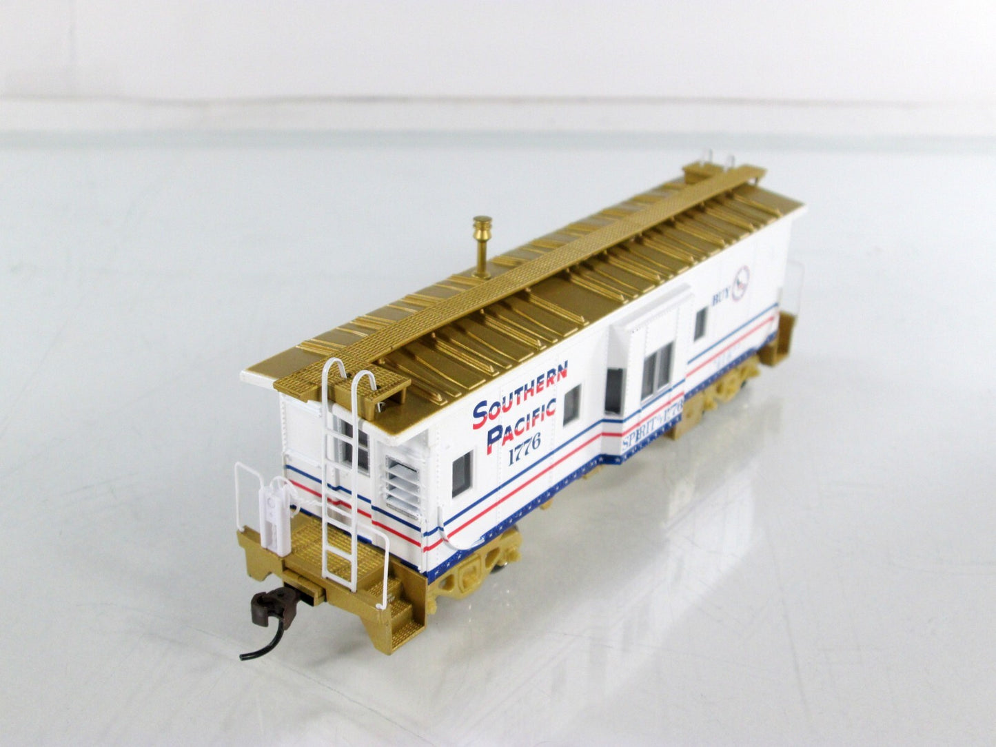 HO Scale ***SOUTHERN PACIFIC - 1776 BICENTENNIAL*** Bay Caboose -- Athearn 75665