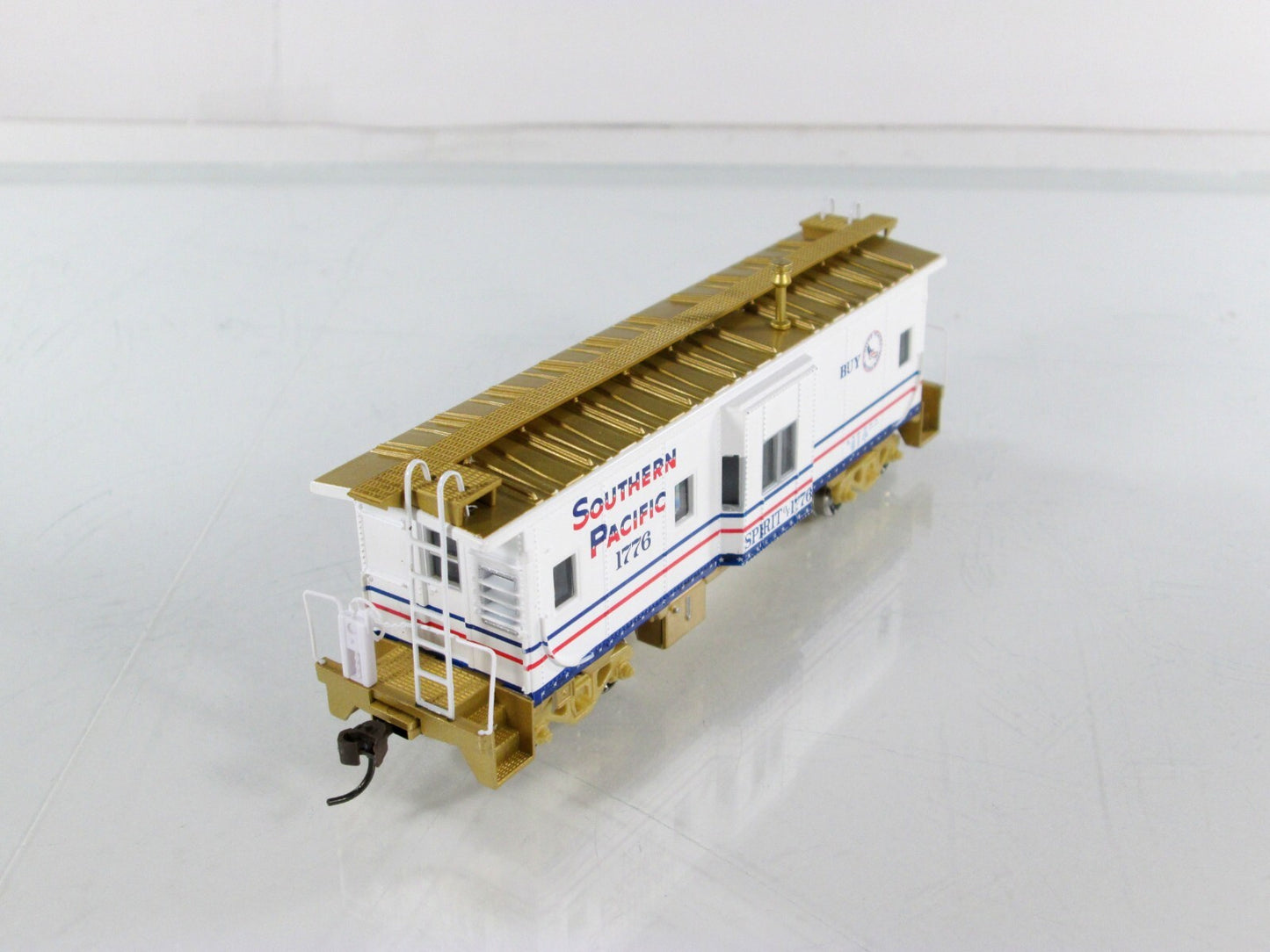 HO Scale ***SOUTHERN PACIFIC - 1776 BICENTENNIAL*** Bay Caboose -- Athearn 75665