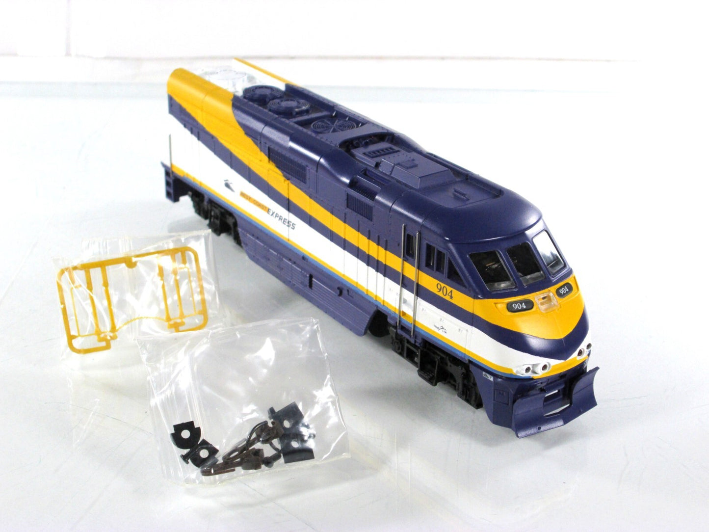 HO Scale ***WEST COAST EXPRESS*** F59PHI Locomotive, WCE 904 ------ Athearn 2615