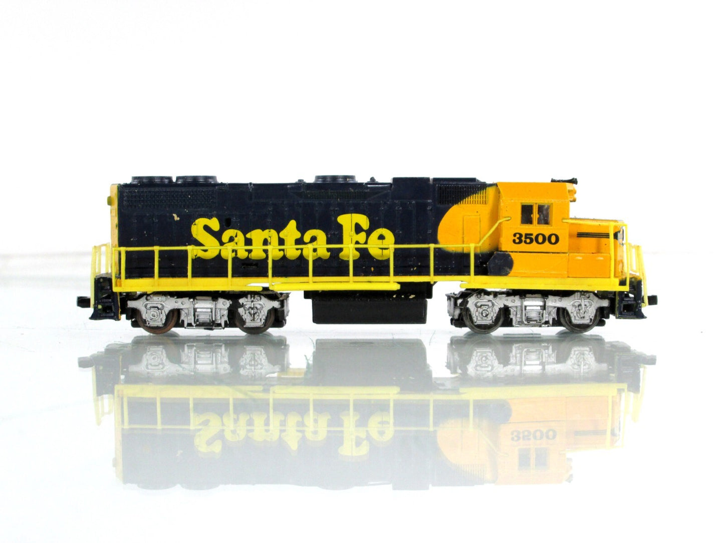 N Scale ***SANTA FE*** GP38 Locomotive, ATSF 3500 - Life-Like 7843, Knuckle Cplr