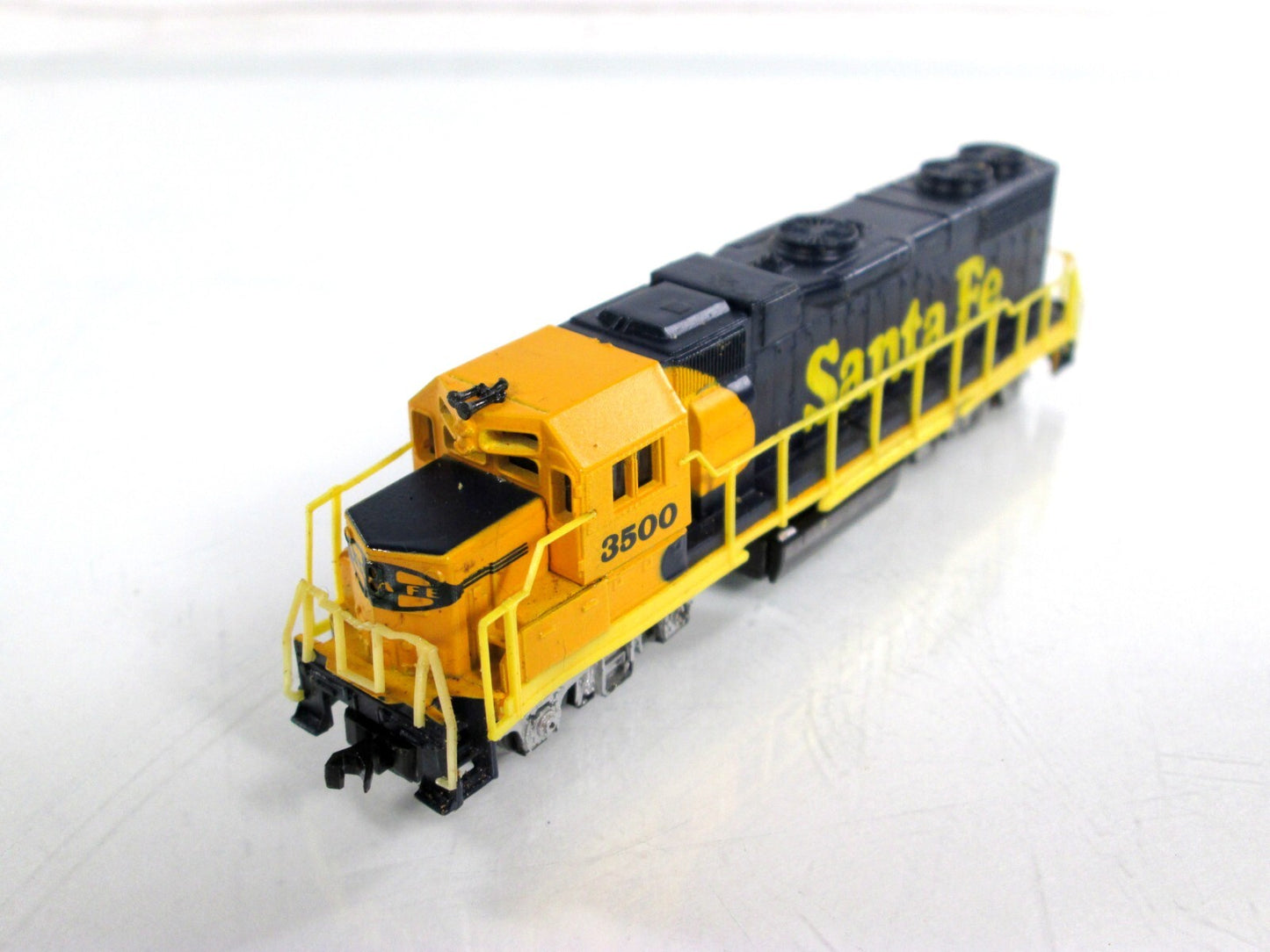 N Scale ***SANTA FE*** GP38 Locomotive, ATSF 3500 - Life-Like 7843, Knuckle Cplr