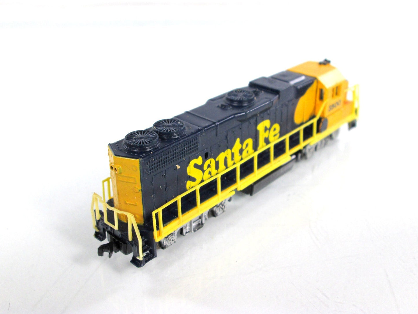 N Scale ***SANTA FE*** GP38 Locomotive, ATSF 3500 - Life-Like 7843, Knuckle Cplr