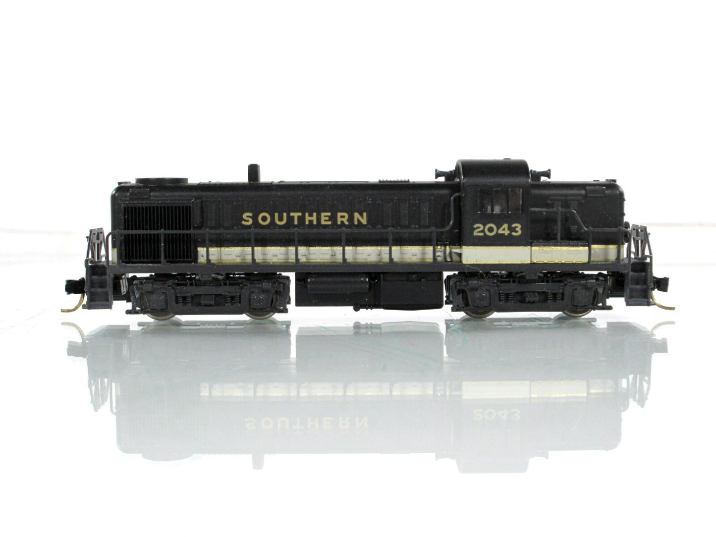 N Scale ***SOUTHERN** ALCO RS-3 Locomotive, SOU 2043 - Atlas 42012, MTL Couplers