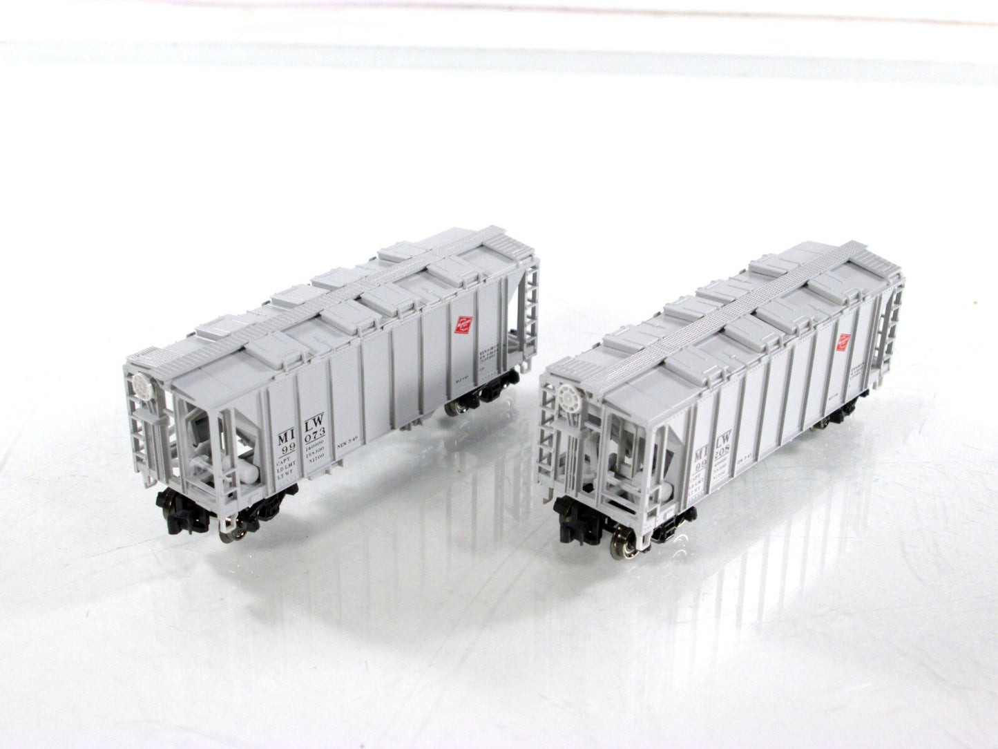 N Scale ***MILWAUKEE ROAD*** 2-Bay Covered Hoppers #99073,99208 -- Kato 186-0203