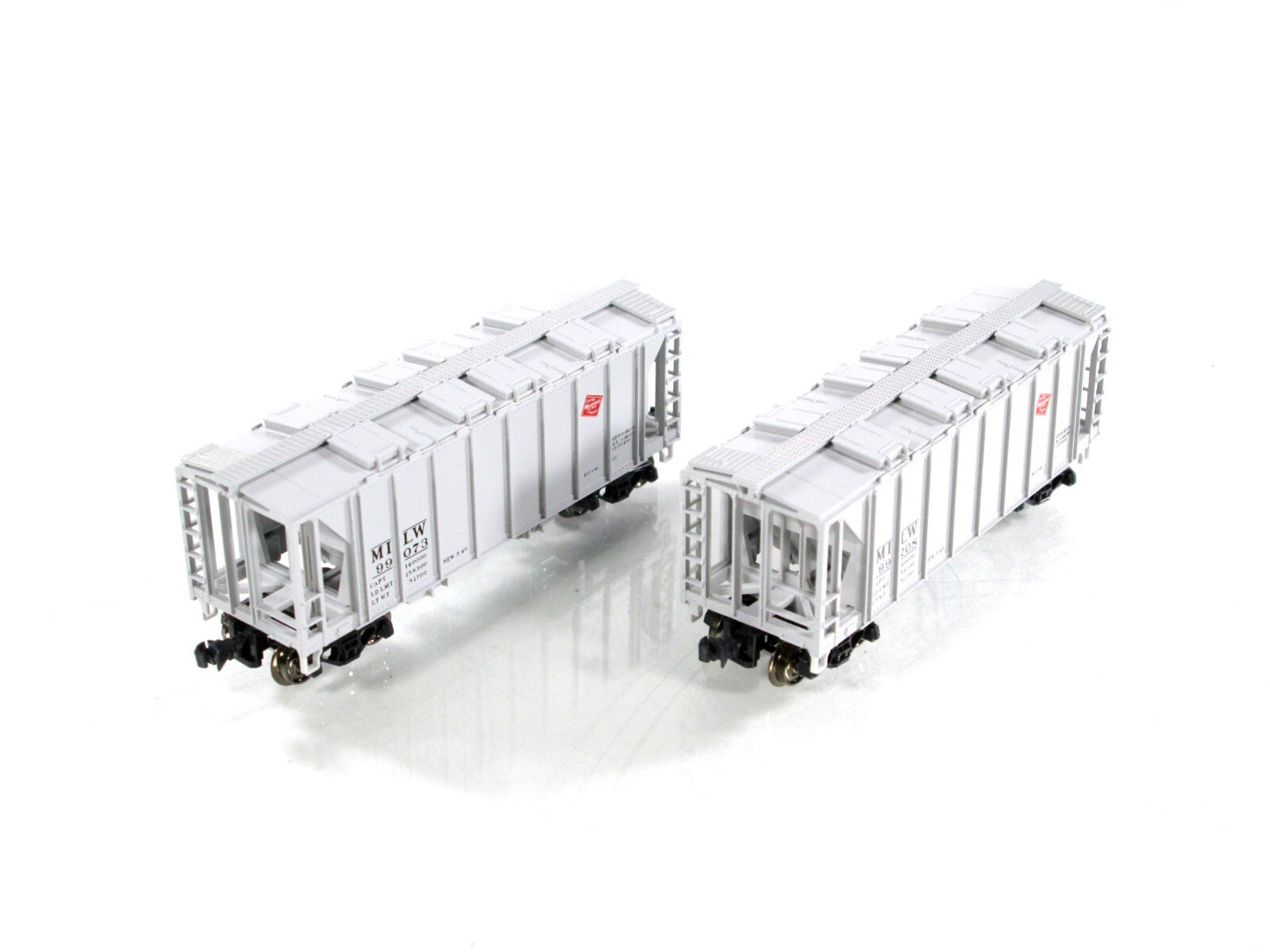 N Scale ***MILWAUKEE ROAD*** 2-Bay Covered Hoppers #99073,99208 -- Kato 186-0203