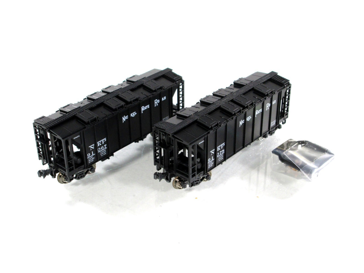 N Scale ***NICKEL PLATE RD*** 2-Bay Covered Hoppers #91067,91078 - Kato 186-0206
