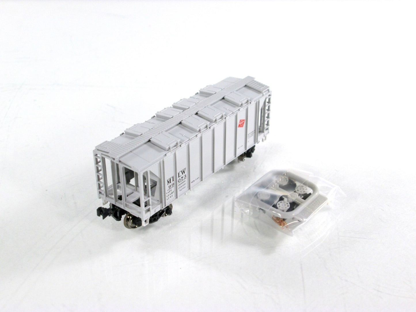 N Scale ***MILWAUKEE ROAD** ACF 2-Bay Covered Hopper 4-Pack - Kato 186-0203,0204