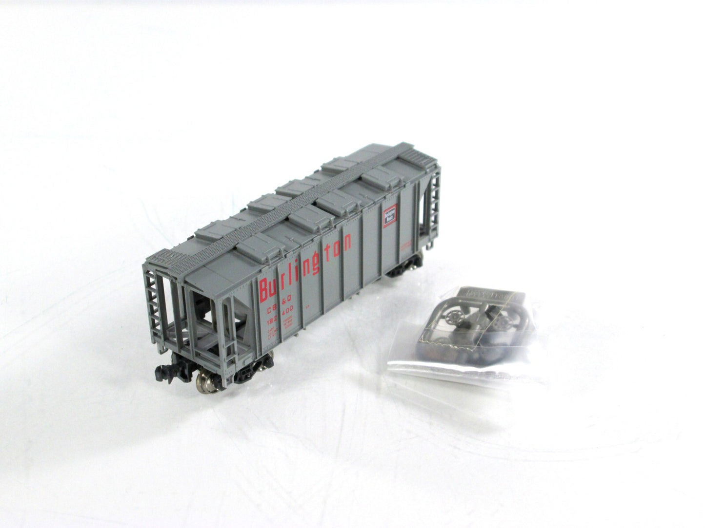 N Scale ***BURLINGTON, CB&Q*** 2-Bay Covered Hopper 4-Pack -- Kato 186-0106,0107