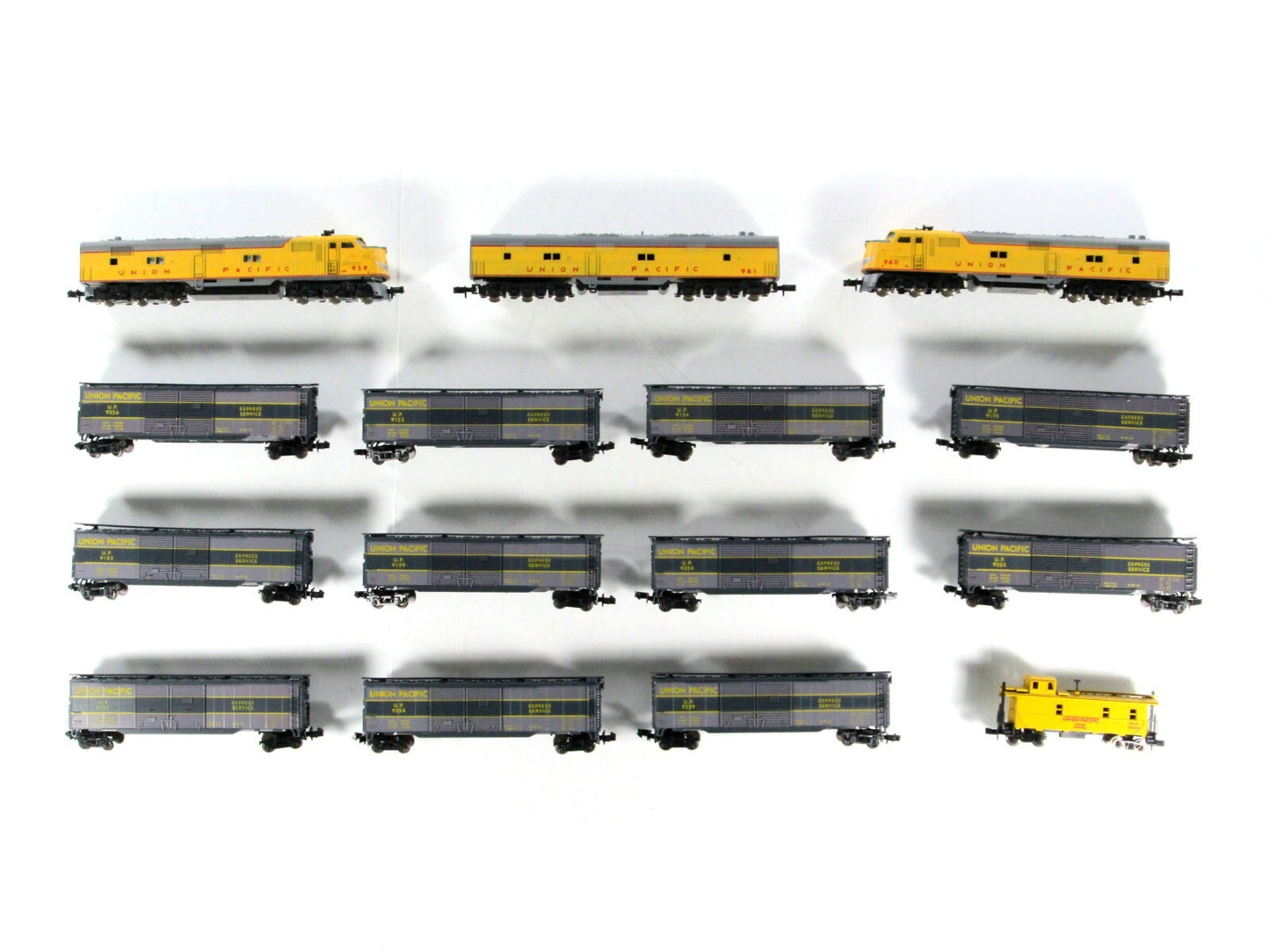 N Scale **UNION PACIFIC - EXPRESS SERVICE** Diesel & Box Car Set -Con-Cor 008511