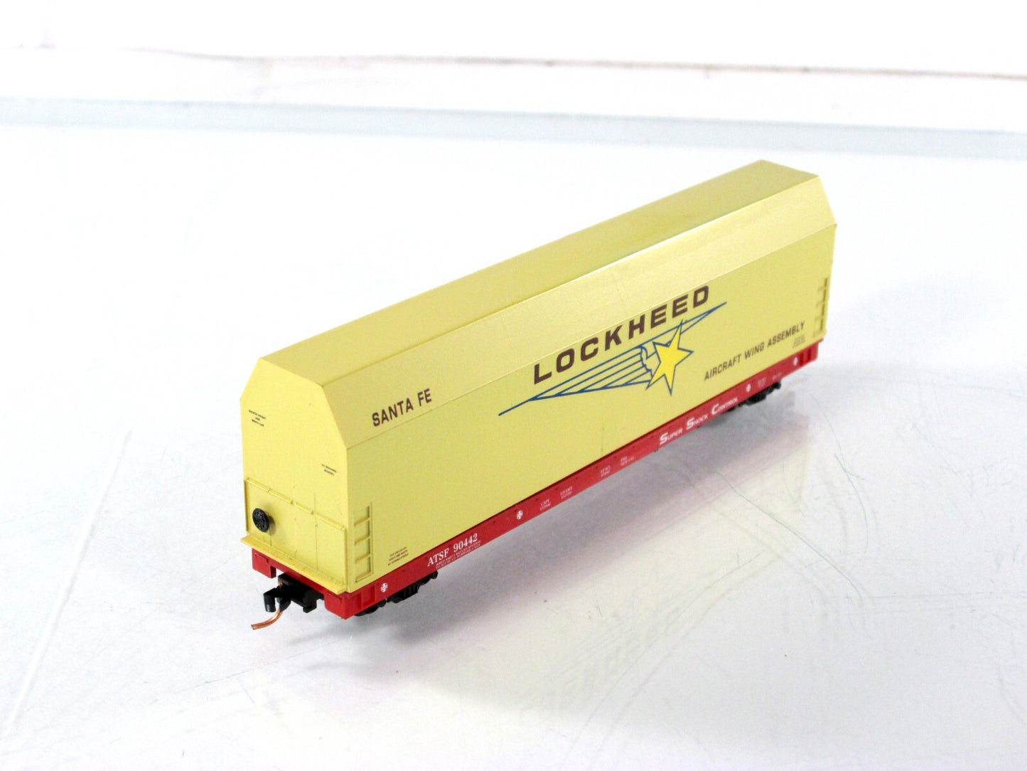 N Scale ***LOCKHEED SKYBOX*** Aircraft on Flat Car, ATSF 90442 - LBF,  MTL Cplrs