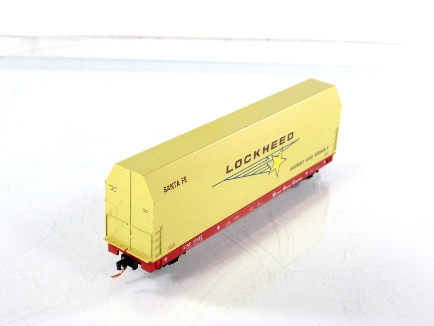 N Scale ***LOCKHEED SKYBOX*** Aircraft on Flat Car, ATSF 90442 - LBF,  MTL Cplrs