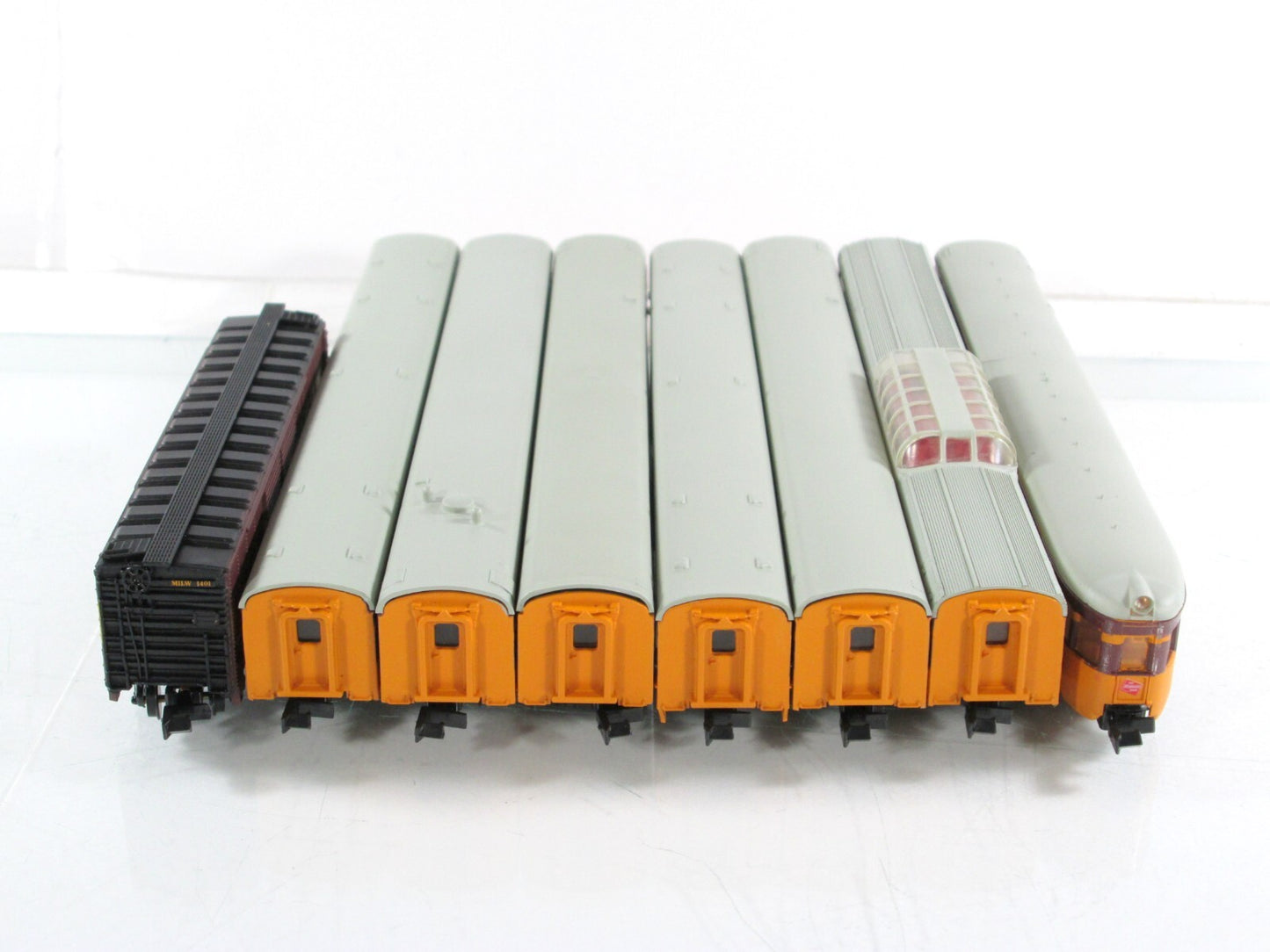 N Scale ***MILWAUKEE HIAWATHA** Box Car & 7-Passenger Car Set 1 - Con-Cor 041011