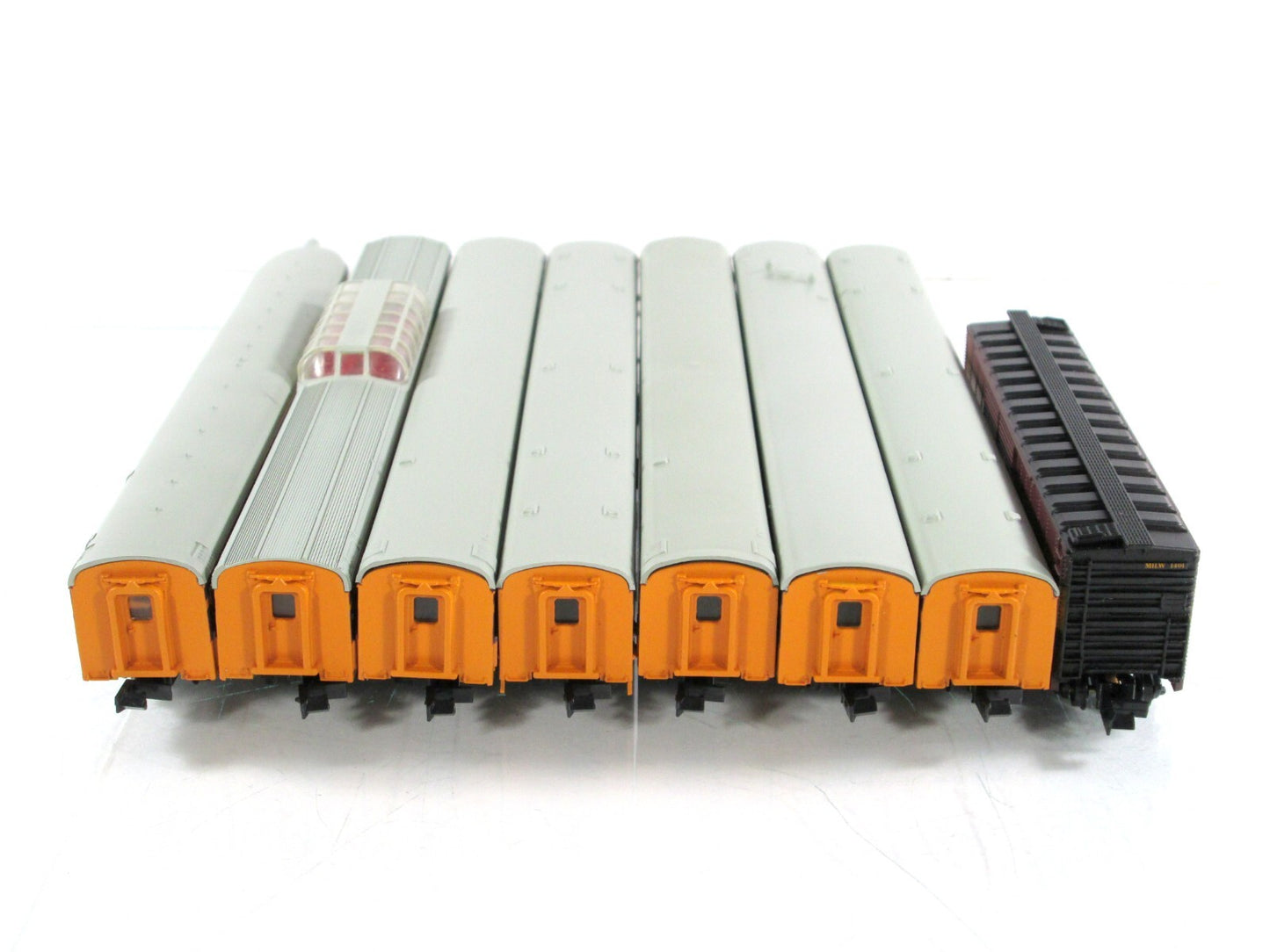 N Scale ***MILWAUKEE HIAWATHA** Box Car & 7-Passenger Car Set 1 - Con-Cor 041011