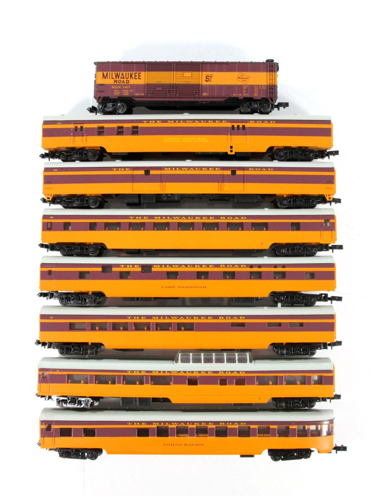 N Scale ***MILWAUKEE HIAWATHA*** Box Car & 7-Passenger Set #2 --- Con-Cor 041012