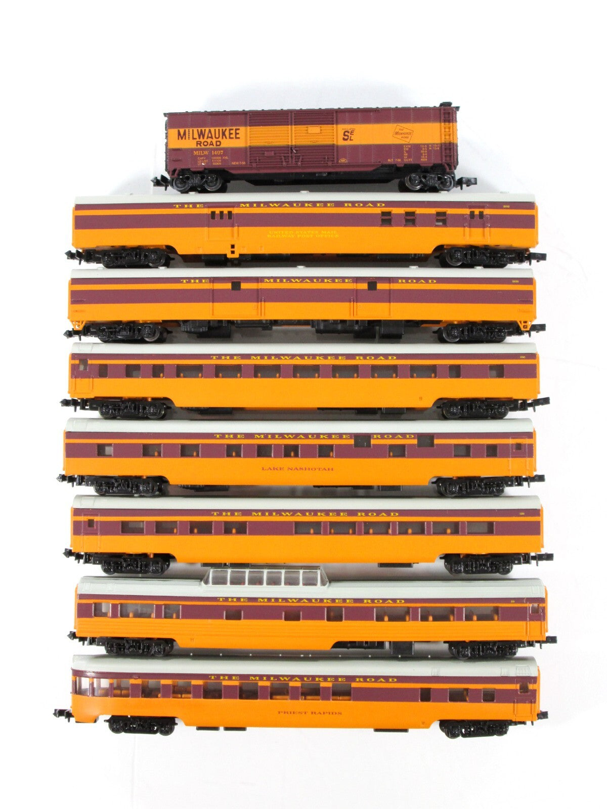 N Scale ***MILWAUKEE HIAWATHA*** Box Car & 7-Passenger Set #2 --- Con-Cor 041012