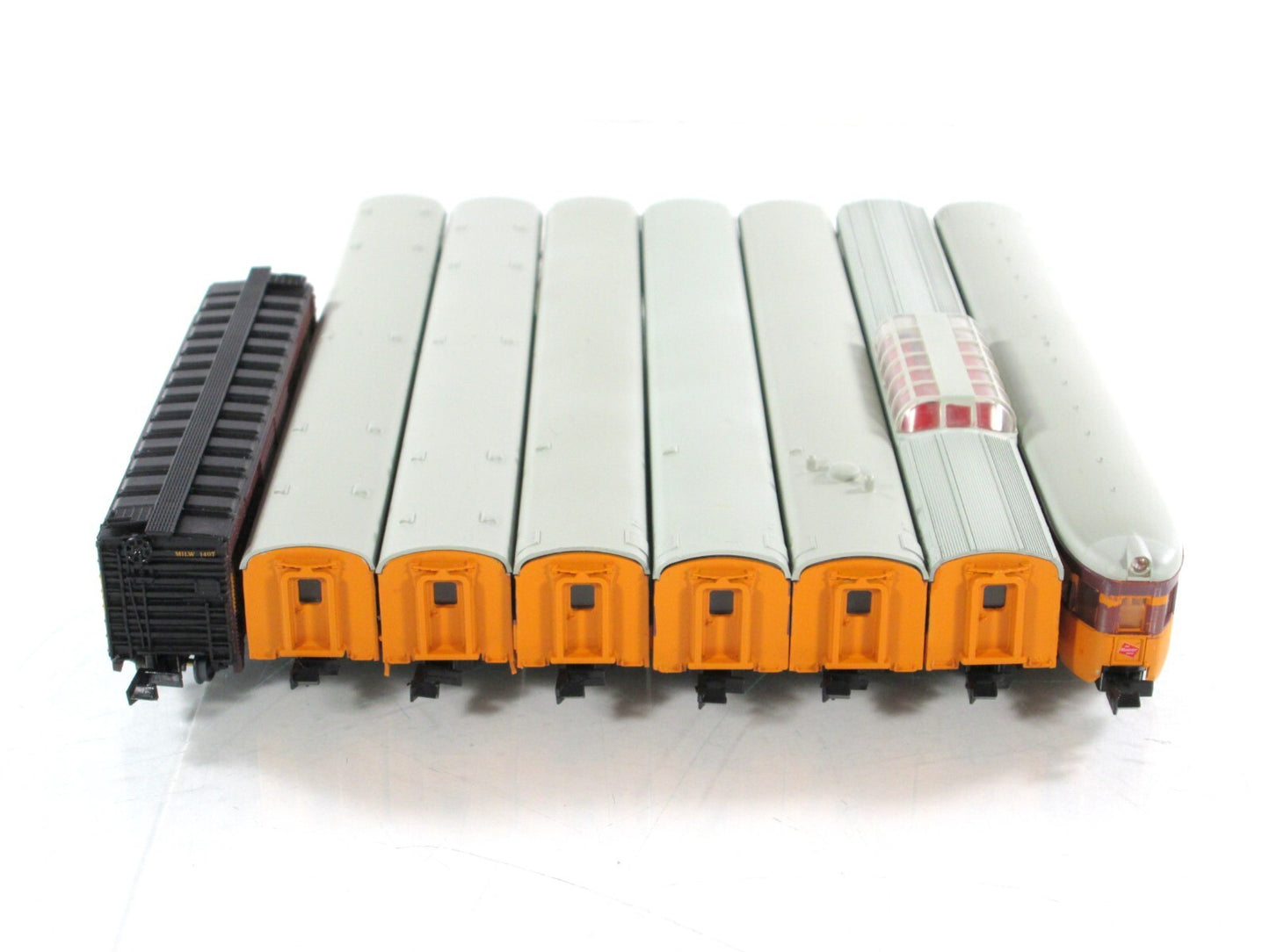 N Scale ***MILWAUKEE HIAWATHA*** Box Car & 7-Passenger Set #2 --- Con-Cor 041012