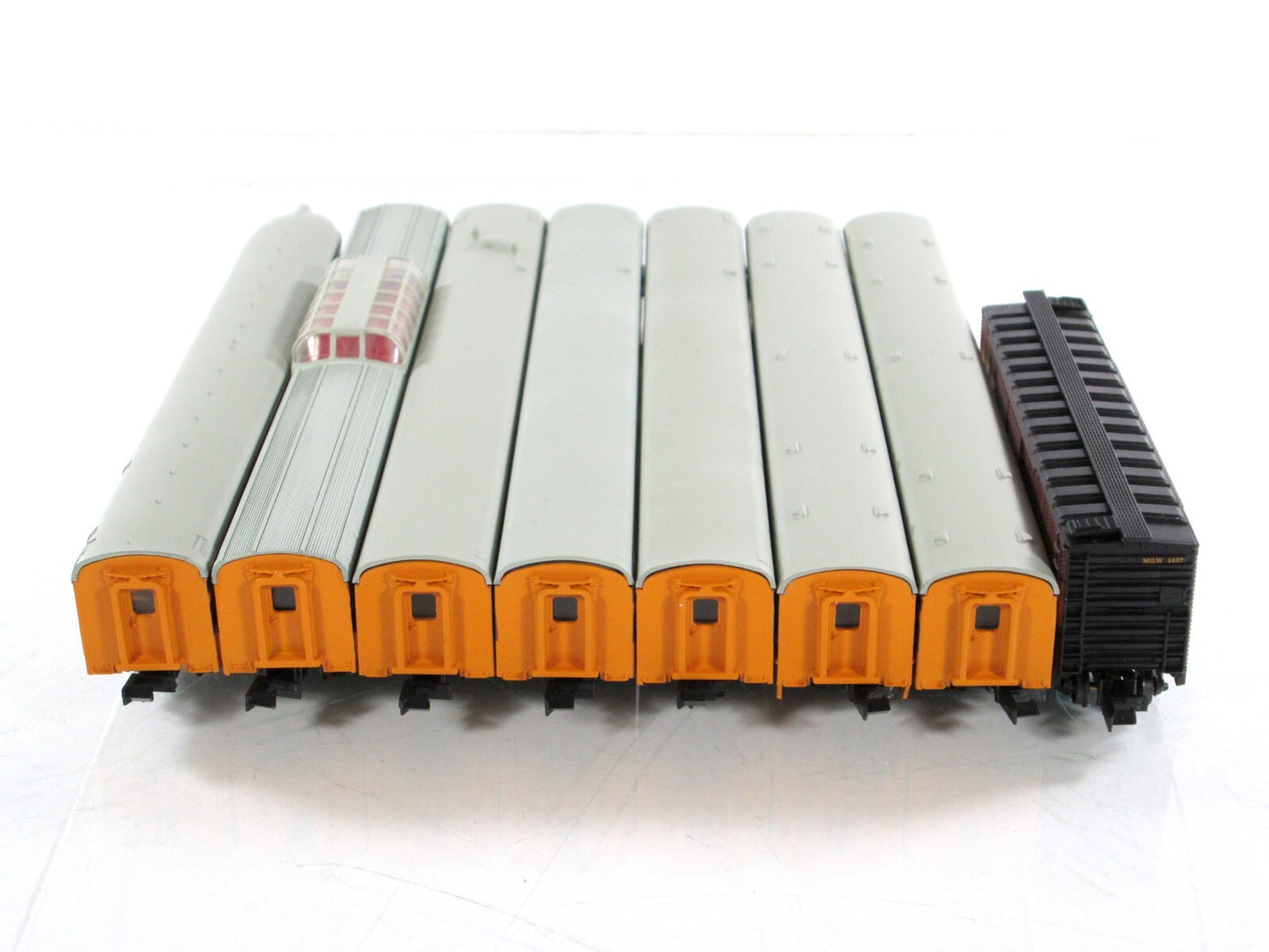 N Scale ***MILWAUKEE HIAWATHA*** Box Car & 7-Passenger Set #2 --- Con-Cor 041012