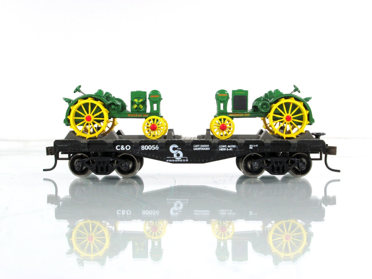HO Scale ***C&O*** 30' Flat #80056, JOHN DEERE Waterloo Tractors - Athearn 81291