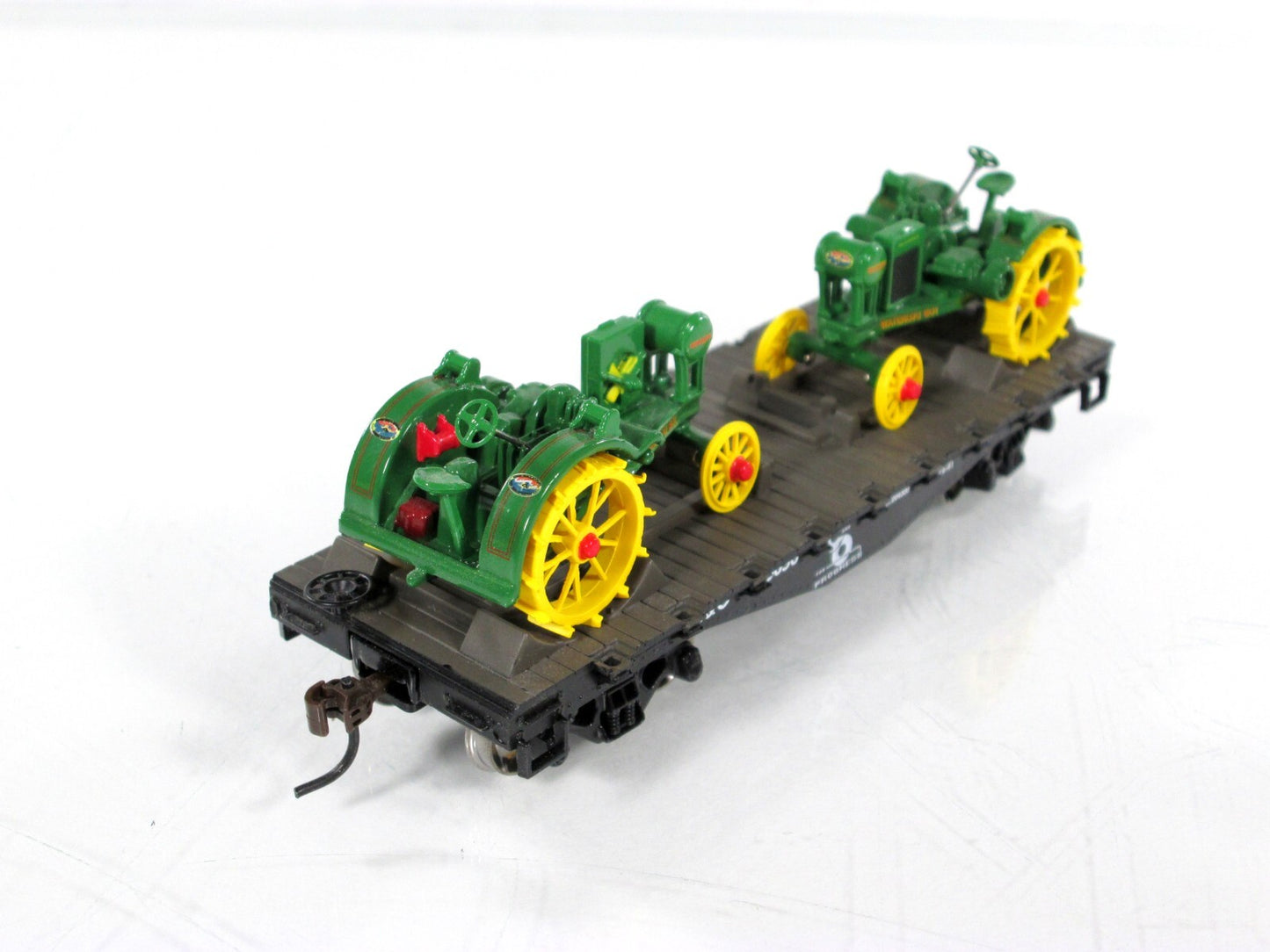 HO Scale ***C&O*** 30' Flat #80056, JOHN DEERE Waterloo Tractors - Athearn 81291