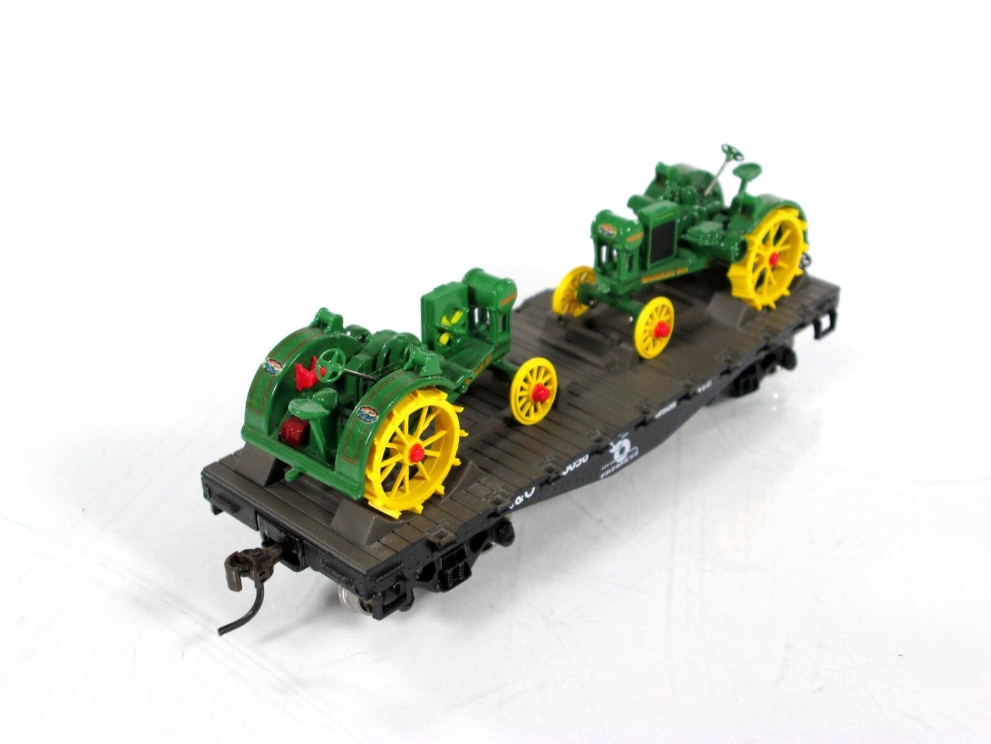 HO Scale ***C&O*** 30' Flat #80056, JOHN DEERE Waterloo Tractors - Athearn 81291