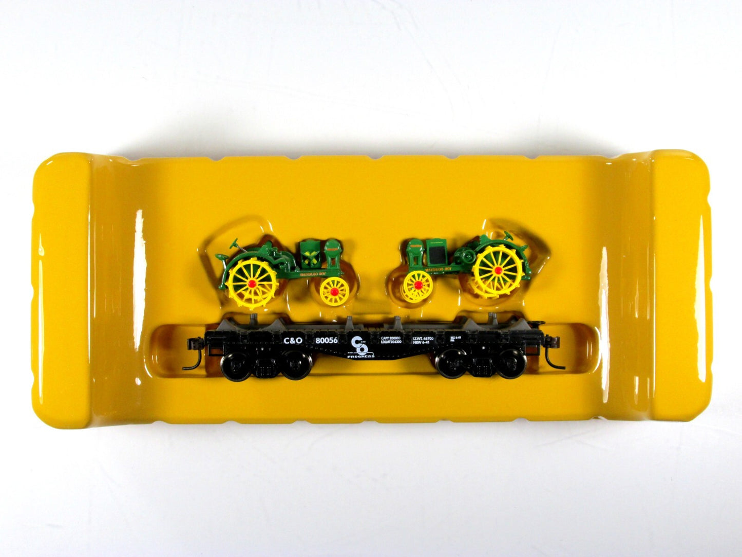 HO Scale ***C&O*** 30' Flat #80056, JOHN DEERE Waterloo Tractors - Athearn 81291