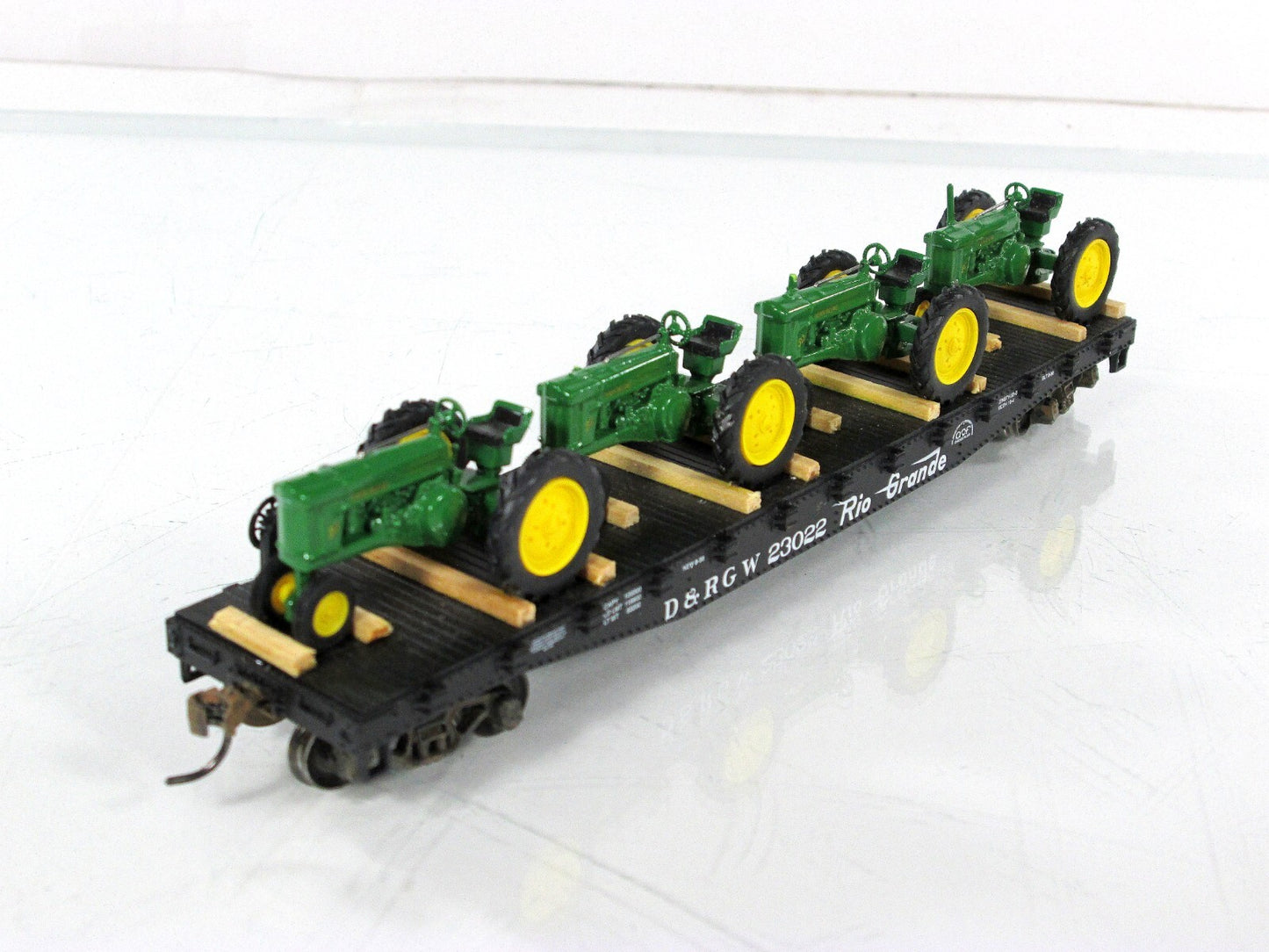 HO Scale ***RIO GRANDE*** 50' Flat Car #23022, w/ JOHN DEERE Tractors -- Athearn