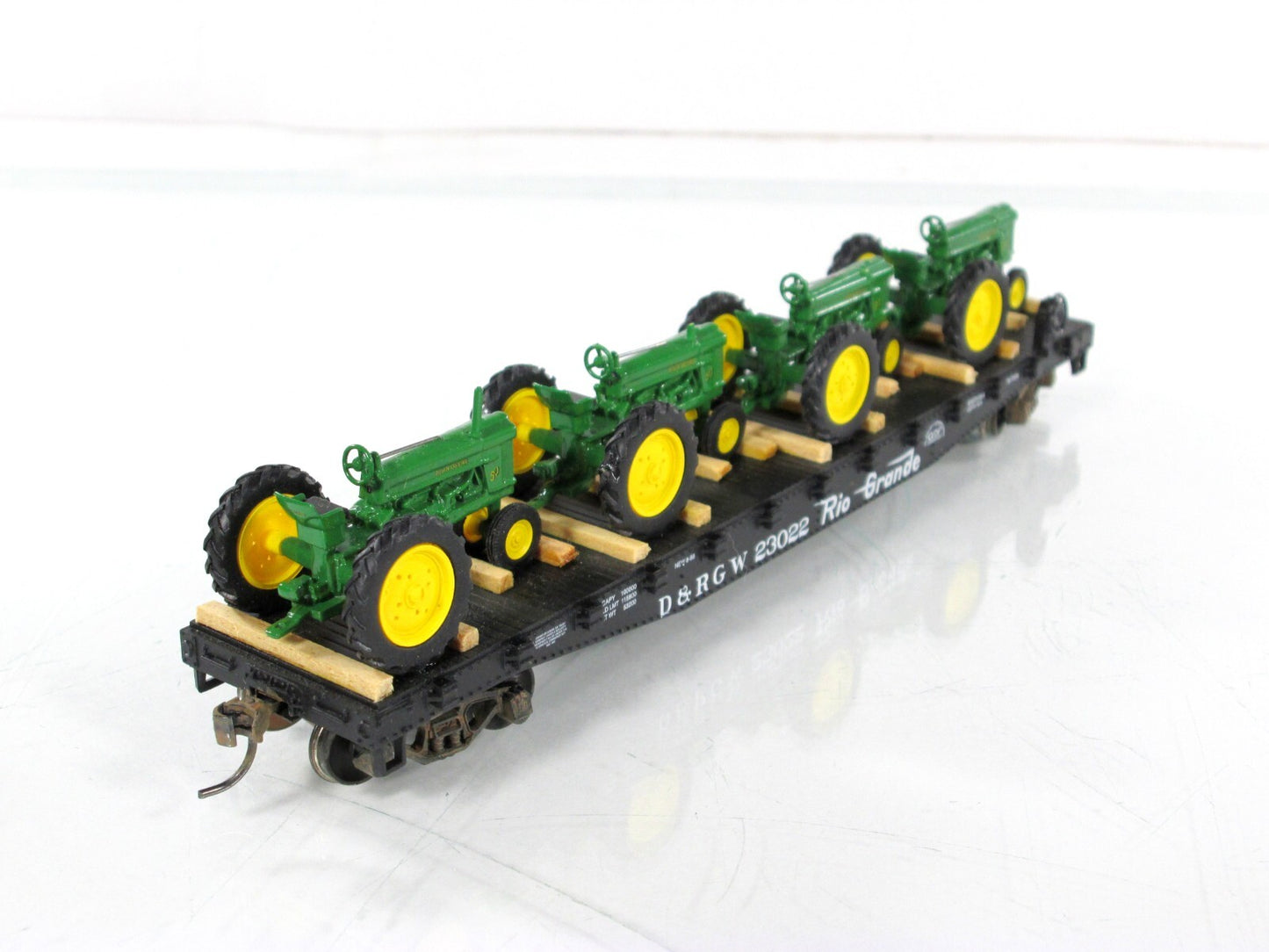 HO Scale ***RIO GRANDE*** 50' Flat Car #23022, w/ JOHN DEERE Tractors -- Athearn