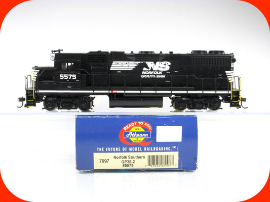 HO Scale ***NORFOLK SOUTHERN*** GP38-2 Locomotive #5575 - Athearn 7997