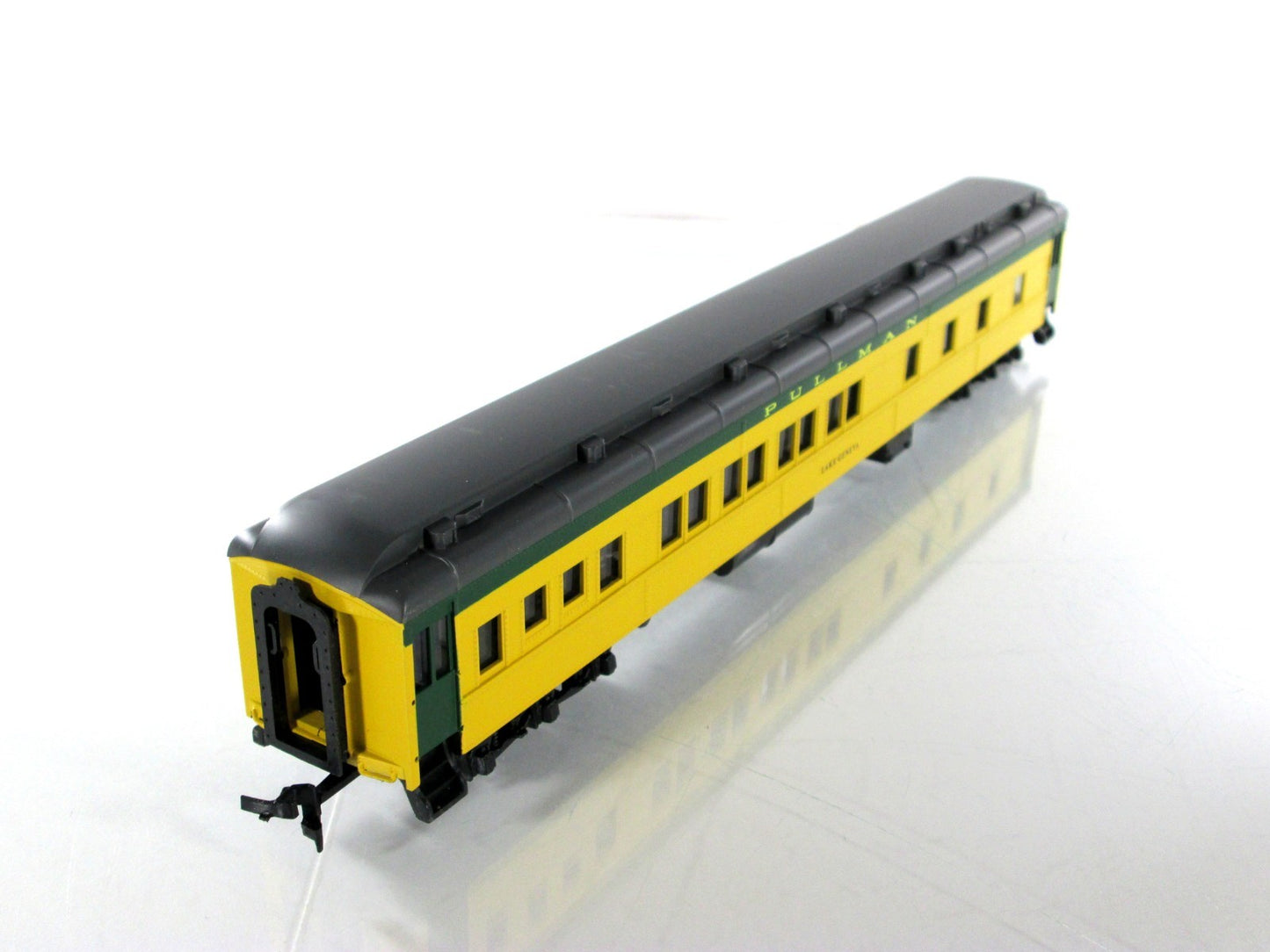 HO Scale ***CHICAGO NORTH WESTERN*** Heavyweight Passenger 8-Car Set - IHC 49218