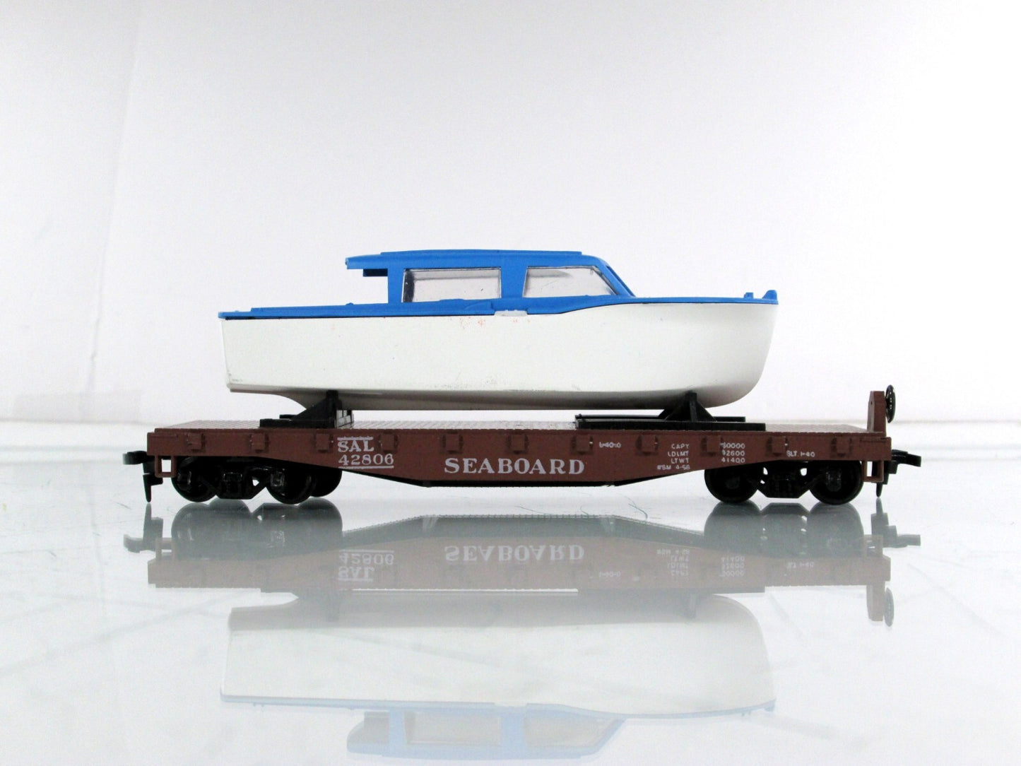 HO Scale ***SEABOARD*** 40' Flat Car w/ Boat Load, SBD 42806 ----------- Athearn