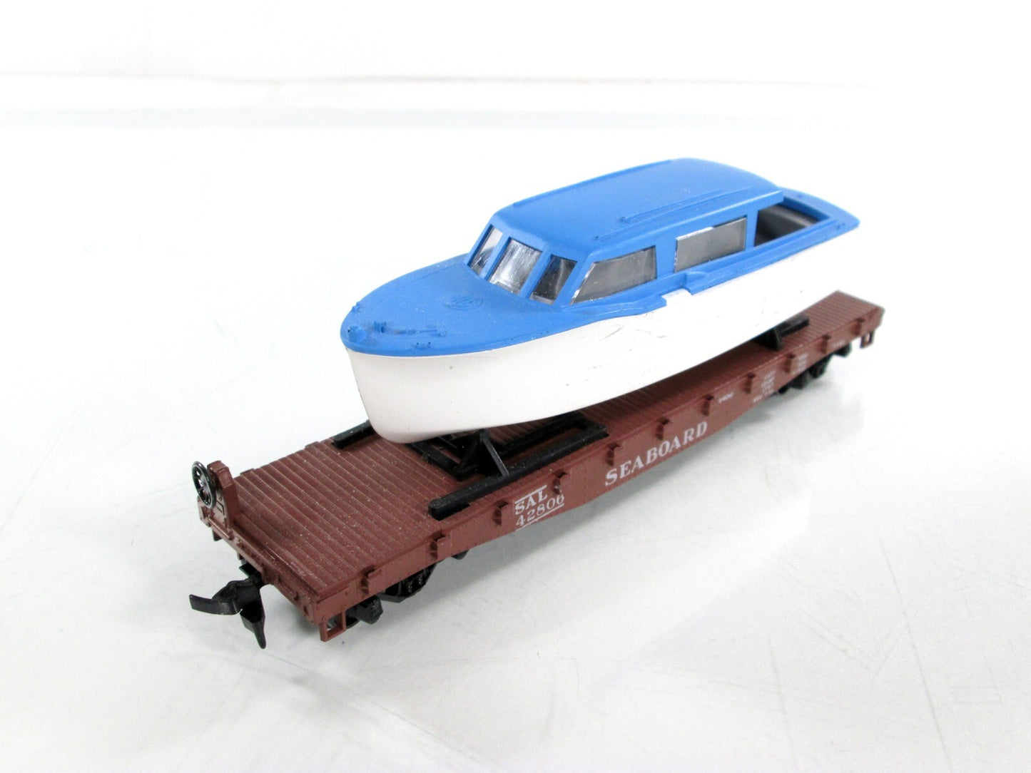 HO Scale ***SEABOARD*** 40' Flat Car w/ Boat Load, SBD 42806 ----------- Athearn