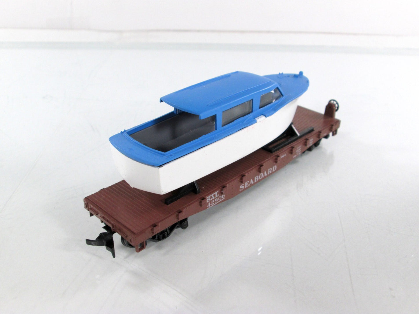 HO Scale ***SEABOARD*** 40' Flat Car w/ Boat Load, SBD 42806 ----------- Athearn