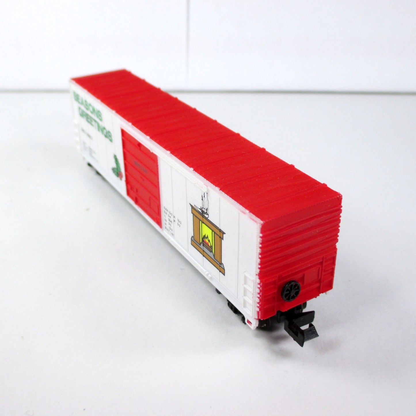 N Scale **SEASON'S GREETINGS** Christmas Holly Box Car, 1992 ----- Bev-Bel 10027
