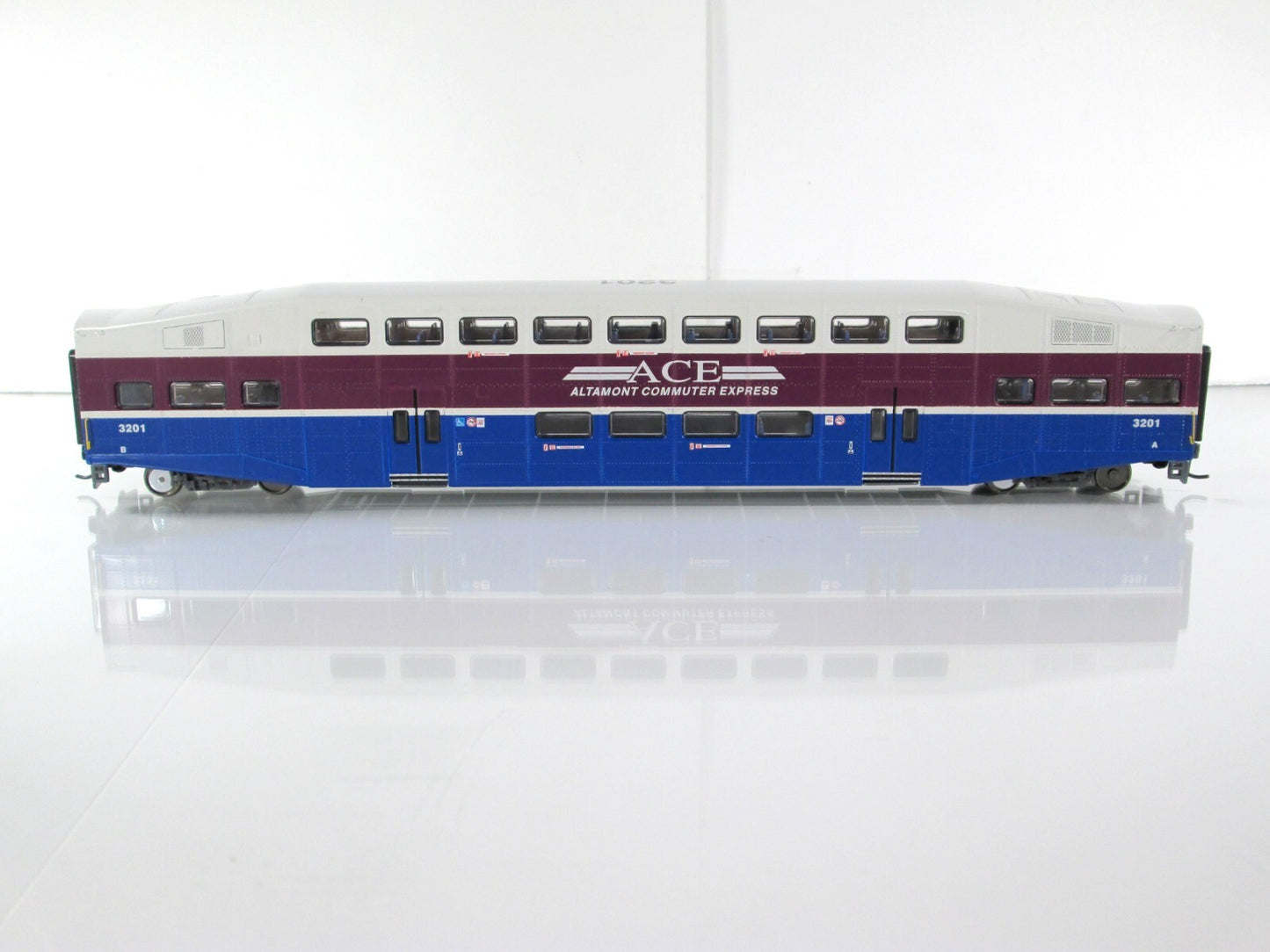 HO Scale ***ALTAMONT COMMUTER EXPRESS*** Bombardier Coach #3201 --- Athearn 2570