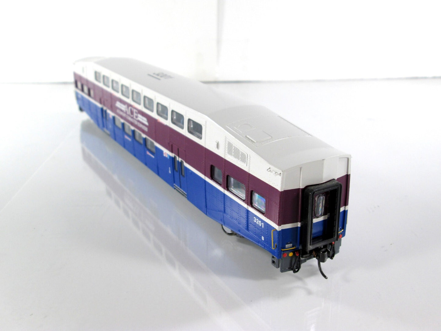 HO Scale ***ALTAMONT COMMUTER EXPRESS*** Bombardier Coach #3201 --- Athearn 2570