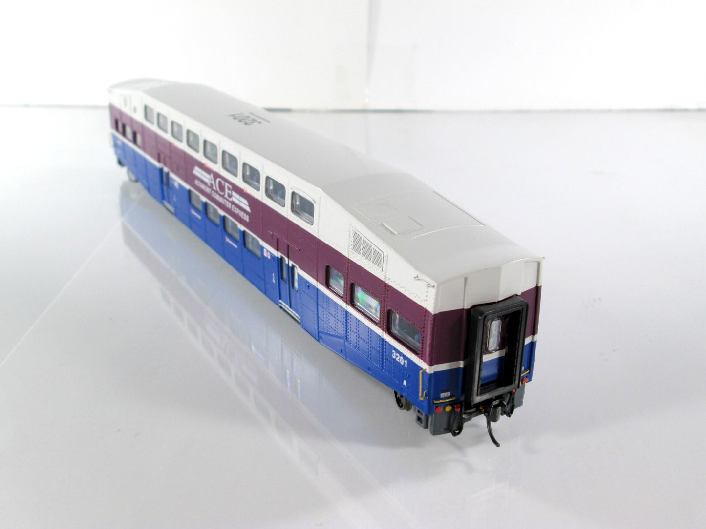 HO Scale ***ALTAMONT COMMUTER EXPRESS*** Bombardier Coach #3201 --- Athearn 2570