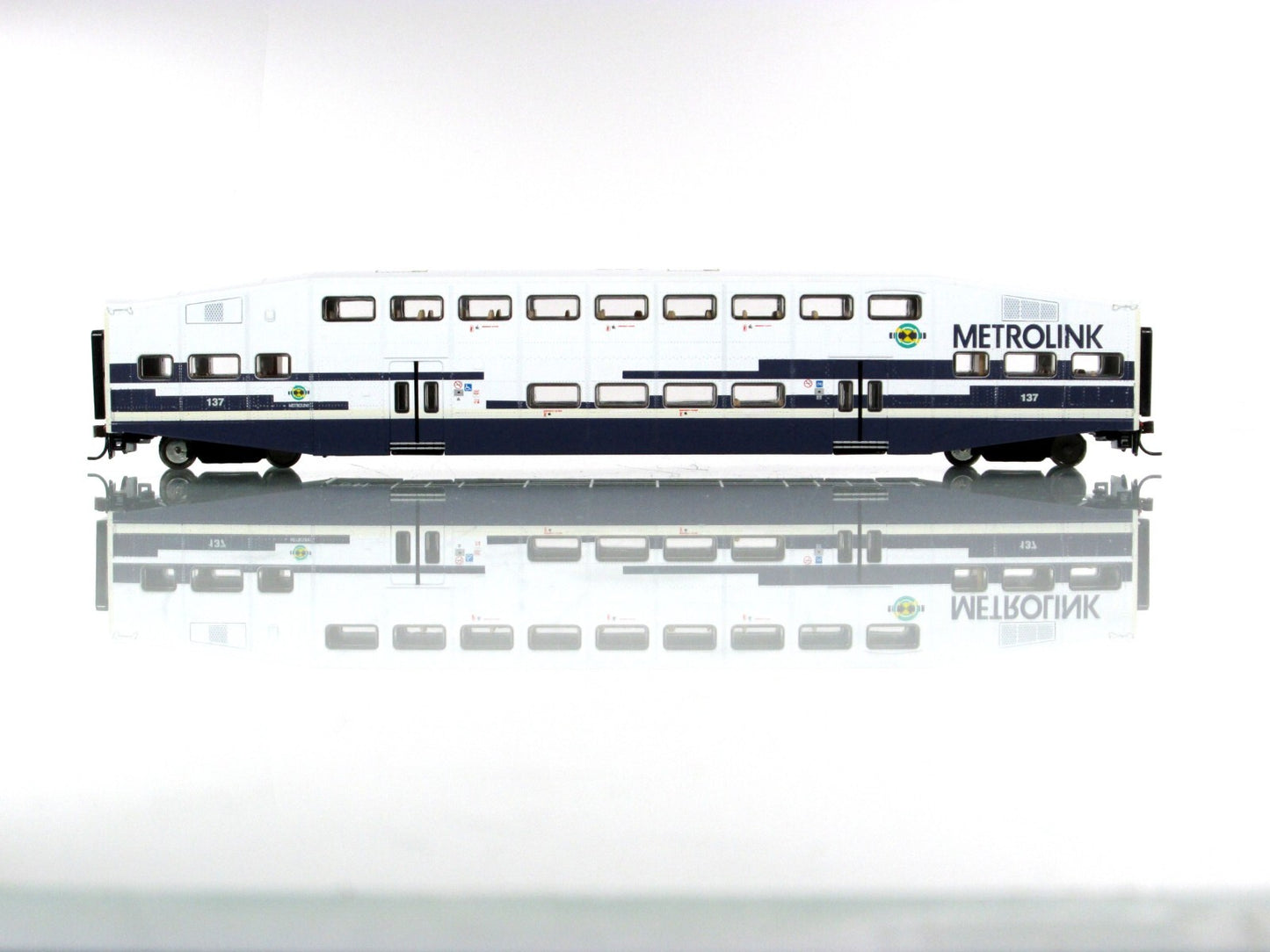 HO Scale ***METROLINK*** Bombardier Commuter Coach #137 --- Athearn 25707 **RARE