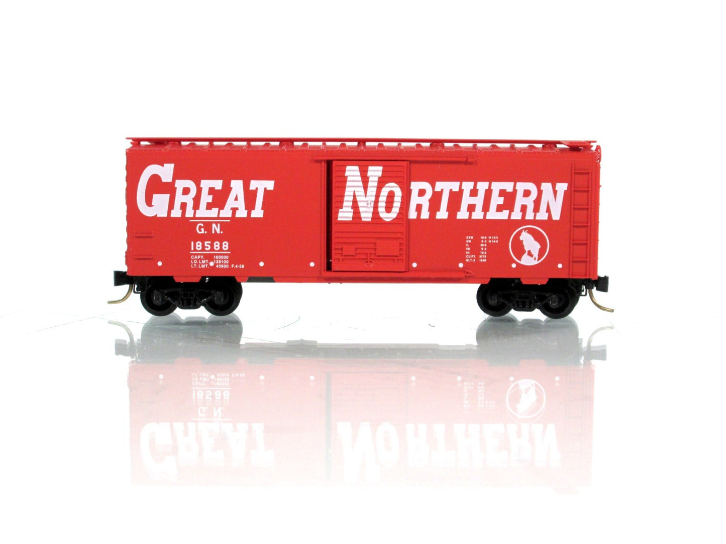 N Scale ***GREAT NORTHERN*** CIRCUS 40' Box Car, GN 18588 -- Micro Trains 20176