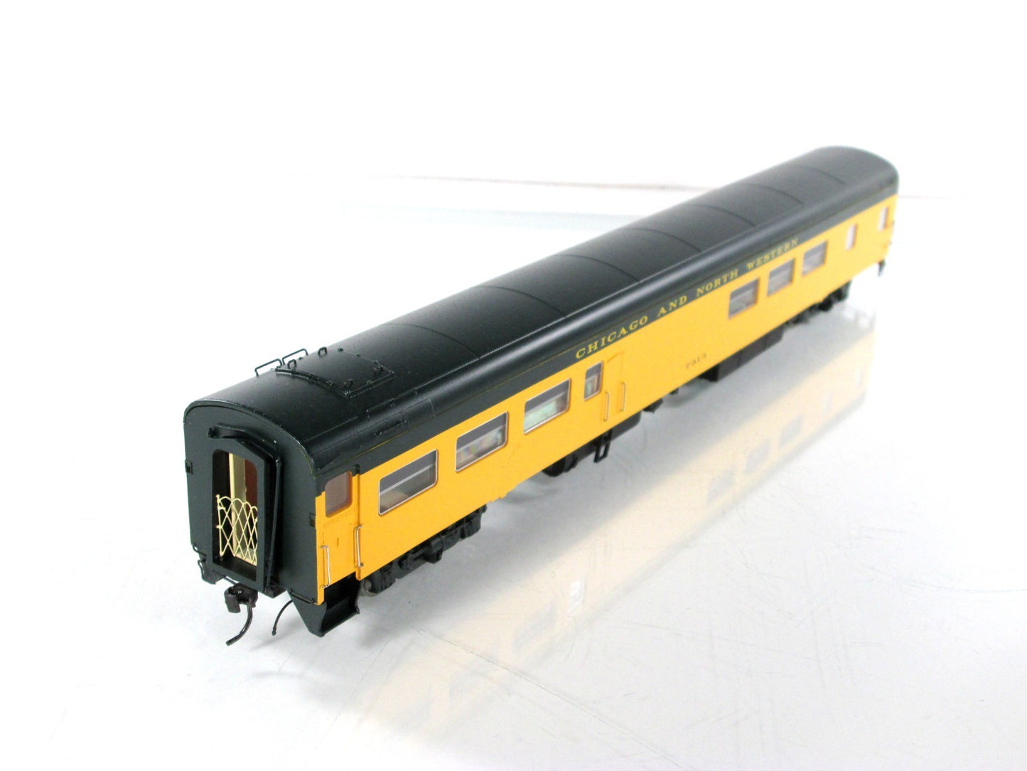 HO Scale ***CNW***  Cafe-Bar-Lounge #7313 ------ Rapido 103074 w/ Lighting *RARE