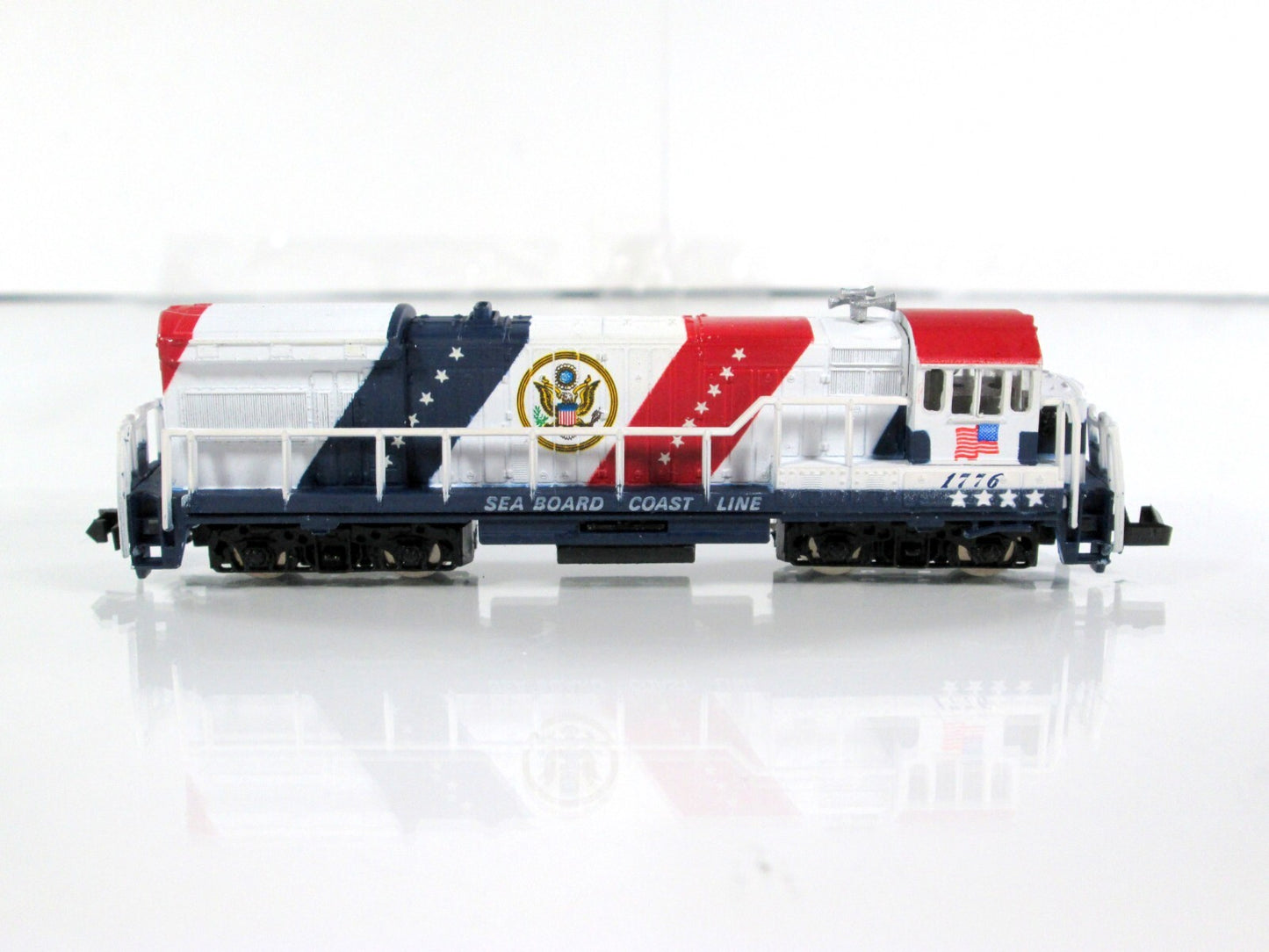 N Scale ***AMERICAN BICENTENNIAL*** U36B Locomotive, SCL 1776 -- Bachmann 4670